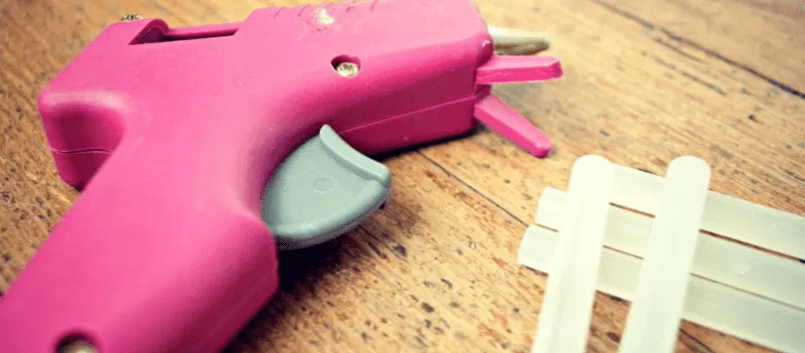 Ёлочная игрушка с помощью клеевого пистолета
